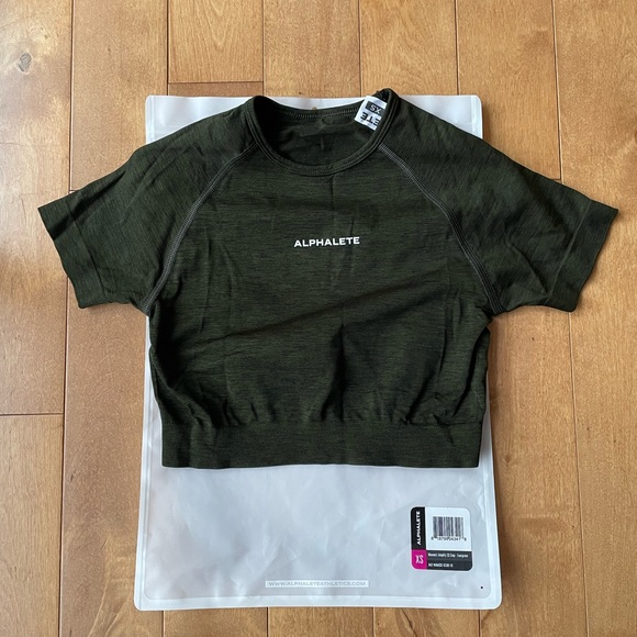 Alphalete Amplify crop top in Evergreen - Picture 1 of 4